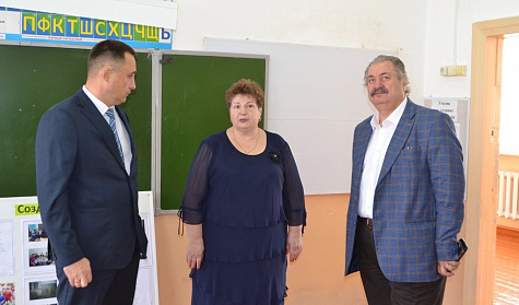 Депутат посетил школы и больницу в Акбулакском районе